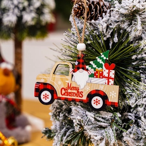 Nahaufnahme von hölzernem Weihnachts-LKW-Anhänger an einem verschneiten Tannenbaum