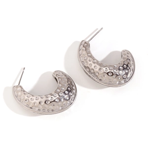 Boucles d'oreilles argentées en forme de C avec finition martelée sur fond blanc