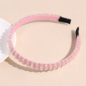 Vue détaillée du serre-tête rose perlé de cristaux avec doublure douce et embouts confort