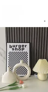 Détails de vases en céramique beige mat minimalistes dans un décor intérieur moderne