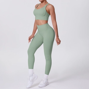 Détail de l'ensemble de yoga vert sauge avec brassière et legging taille haute