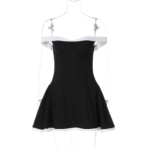 Vue détaillée d'une robe bustier contrastée noire et blanche à col à épaules dénudées