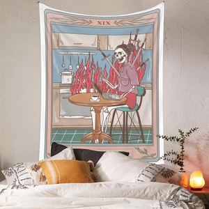 Tapisserie tarot bohème avec scène de squelette XIX accrochée au-dessus d'un lit douillet