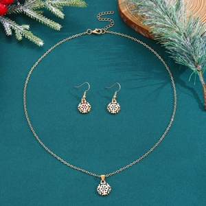 Detail eines goldenen Schneeflocken-Schmucksets mit bunten Strasssteinen und Dekor