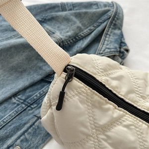 Sac bandoulière matelassé chic en beige avec surpiqûres losanges et détails noirs