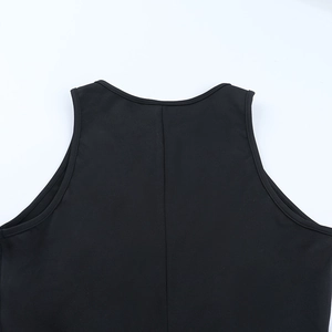 Vue détaillée de l'encolure et des coutures d'épaule d'une robe noire sans manches en satin