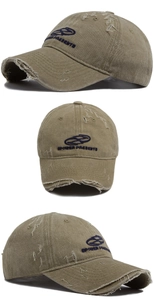 Vue sous trois angles de la casquette en coton vieilli avec broderie bleue et style rétro