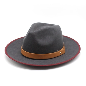 Détail de la texture du chapeau fedora en feutre gris foncé avec ceinture en cuir camel