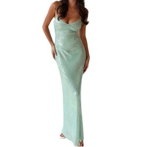 Robe de soirée à paillettes vert menthe avec dos nu, col en V et coupe ajustée élégante