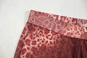 Détail du tissu léopard montrant la taille élastique et les coutures de précision