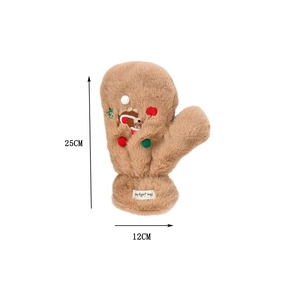 Détail de la moufle en peluche marron avec broderie de sapin de Noël et pompons colorés