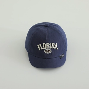 Detail der weißen Florida-Stickerei und des Seitenetiketts auf einer dunkelblauen Kappe