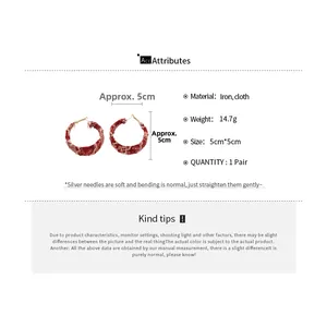Détail des boucles d'oreilles créoles en tissu rouge 5cm avec aiguilles en argent