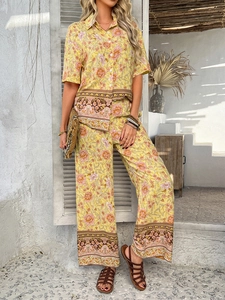 Détail d'un ensemble bohème jaune à fleurs avec chemise courte et pantalon large