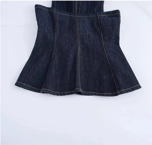 Detailansicht des dunkelblauen Denim-Tops mit gelben Kontrastnähten und Nahtverarbeitung
