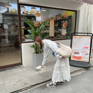 Grand sac fourre-tout matelassé à fleurs avec sweat blanc et jupe longue en dentelle