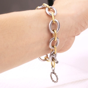 Strukturiertes Titanstahl-Armband mit 18K Goldbeschichtung und O-Ring-Verschluss für Unisex