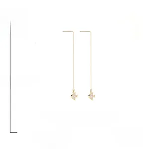 Détail des boucles d'oreilles poisson doré de 10,4cm avec zircons et poids de 2,8g