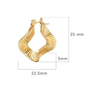 Créoles en acier inoxydable plaqué or 18K avec texture plissée et ondulée pour femmes