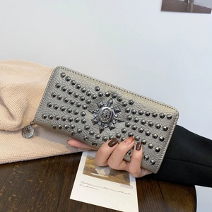 Detailansicht einer silbernen Punk-Brieftasche mit Metallnieten und einem Totenkopf-Emblem