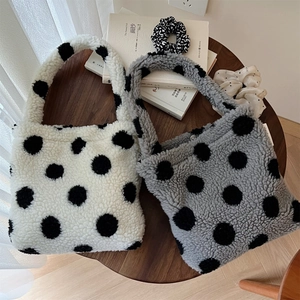Détails des sacs à main en peluche à pois avec fermeture par bouton pression magnétique