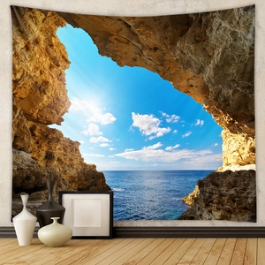 Détail d'une tapisserie bohème de grotte marine sur mur blanc avec décor minimaliste