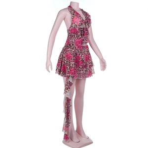 Dettaglio top a sottoveste con stampa leopardata floreale e gonna a balze a strati