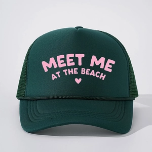 Nahaufnahme einer grünen Trucker-Mütze mit rosa MEET ME AT THE BEACH Schaumstoffdruck