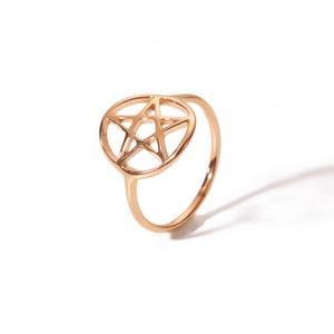 Roségoldener Edelstahlring mit ausgehöhltem Pentagramm-Muster im minimalistischen Stil