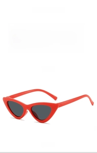 Vue de face et de profil de lunettes de soleil œil de chat vintage rouges pour enfant