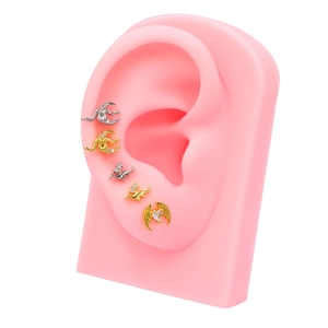 Clous d'oreilles luxe en zircon coeur avec motif dragon sur modèle oreille