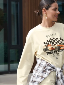 Street style βερικοκί βαμβακερό μακρυμάνικο μπλουζάκι με τύπωμα racing σε εξωτερικό χώρο