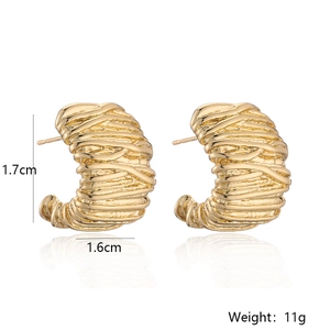 18k vergulde gevlochten C-vormige oorknopjes met een geweven textuur van 1,7 cm