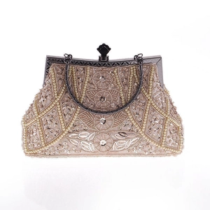 Dettaglio borsa da sera vintage con ricami di perle e paillettes fatte a mano