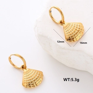 Detail of 18K gold geometric seashell earrings with 12mm by 16mm dimensions and weight
