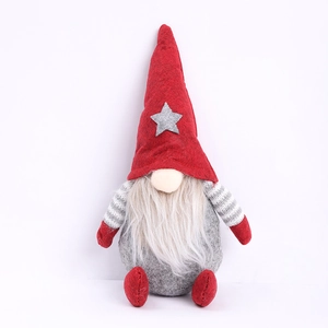 Dettaglio dello gnomo di Natale con cappello a stella e maniche a righe