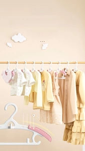 Detail of adjustable baby clothes hangers with 4-level telescopic scaling for all ages