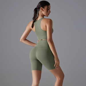 Dettaglio del set yoga verde oliva senza cuciture con top racerback e pantaloncini alti