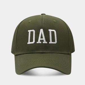 Detalle del bordado DAD blanco en una gorra de béisbol de algodón en color verde militar
