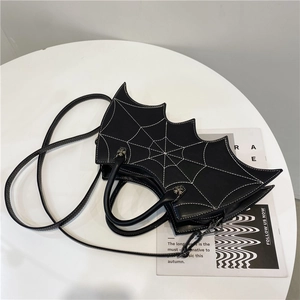 Detailansicht der gotischen Fledermaus PU Leder Handtasche mit Spinnennetz Nähten und Nieten.