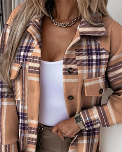 Detailaufnahme der karierten Wolljacke in Kamel mit Knöpfen und Brusttaschen
