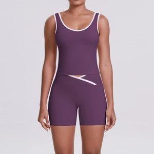 Détail du short de yoga à taille en V et crop top violet avec passepoil contrasté