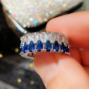 Détail d'une bague double rangée sertie de zircons marquises bleus et blancs étincelants