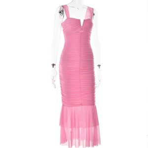 Détail de la robe rose moulante à bretelles avec bustier plissé et ourlet sirène en tulle