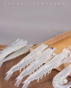 Makro-Detail eines realistischen transparenten PVC-Garnelenmodells auf zerstoßenem Eis