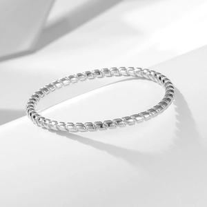 Elegant S925 sterling silver twisted spiral ring with a polished minimalist finish