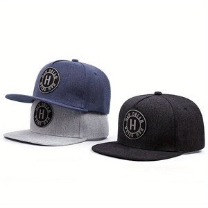 Trois casquettes de baseball snapback en bleu marine, gris et noir avec patch brodé 'H'