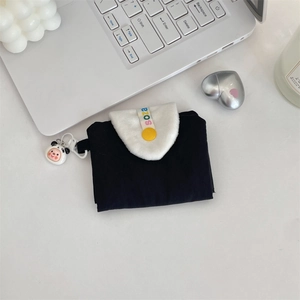 Détail du mignon petit portefeuille noir en tissu avec rabat peluche et pendentif panda