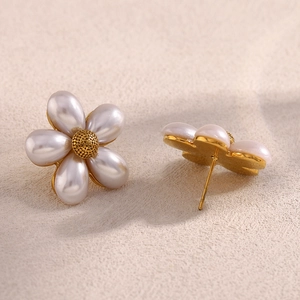 Detail of flower stud earrings in 18K gold plated finish with white imitation pearl petals