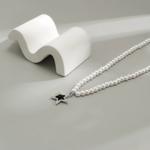 Collana di perle da uomo con pendente a stella di diamanti e centro in smalto